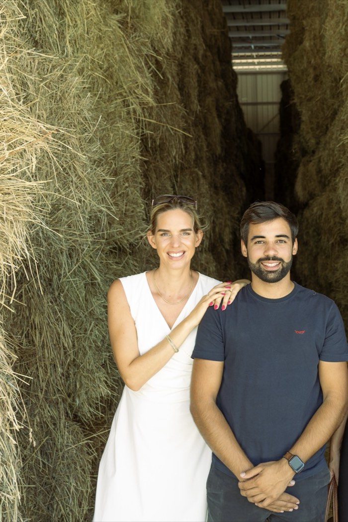 Marlot e João da Prime Hay no armazém de feno
